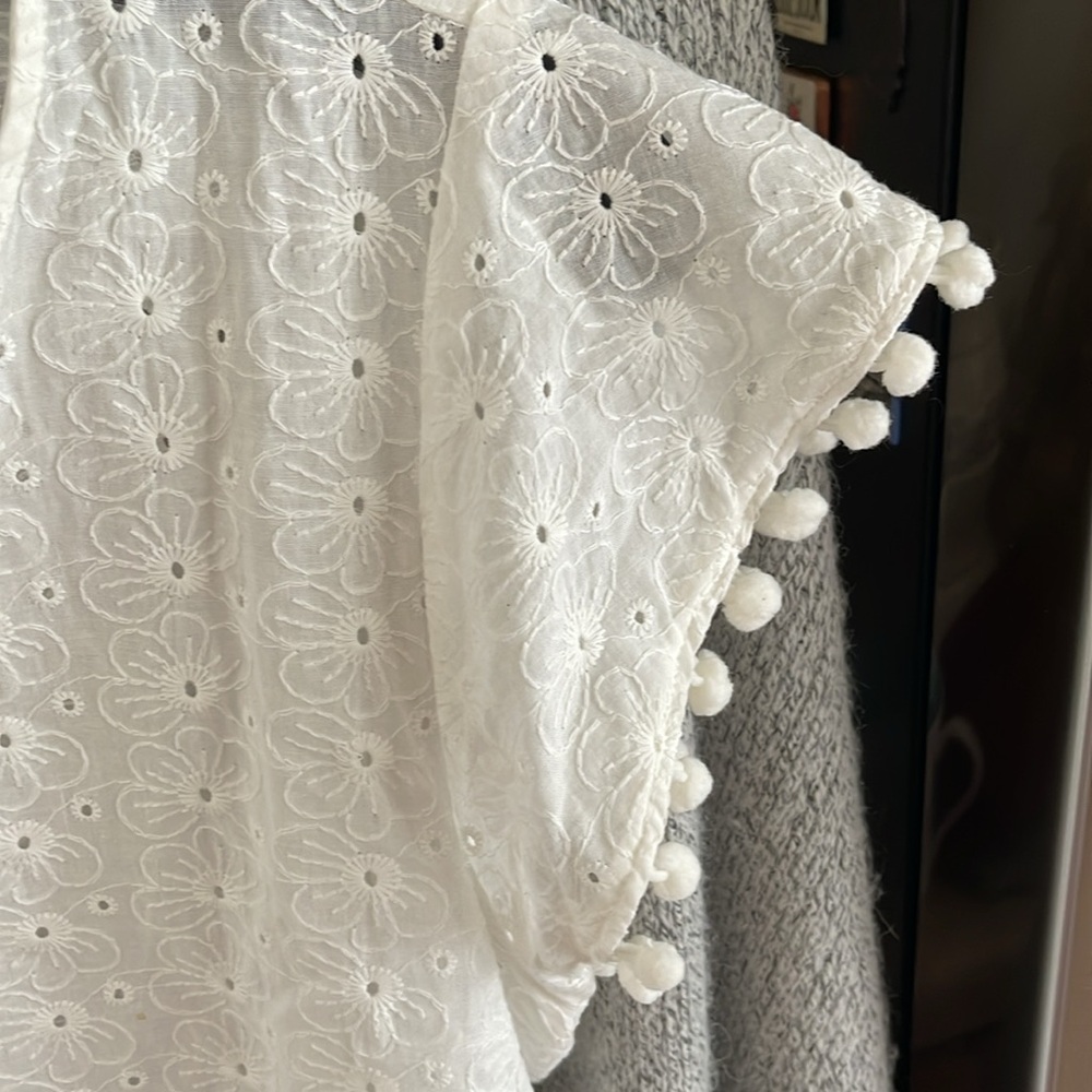 Stella Parker Flowers Med White V-neck - Picture 4 of 7